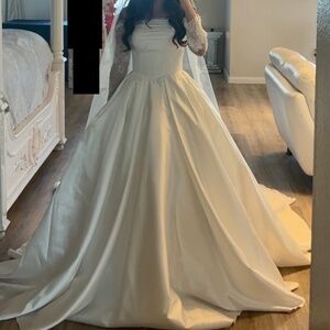 Bride/Wedding Dress Size 4 (Height for 5'5'') Plus Veil